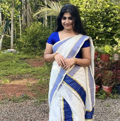 Settum Mundum, Kerala Beauty, Kerala Saree Blouse, Onam Outfits, Kerala Saree Blouse Designs, Onam Saree, Kasavu Saree, Saree Blouse Styles, Long Indian Hair