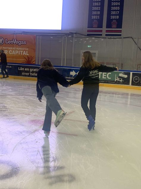 2 People Ice Skating, Best Friend Ice Skating Pictures, Ice Skating Ig Pics, Indoor Ice Skating Outfit With Friends, Ice Skating Fits With Friends, Ice Skating Picture Ideas, Ice Skating Pics Friends, Ice Skating Friends Aesthetic, Ice Skating Photoshoot Friends