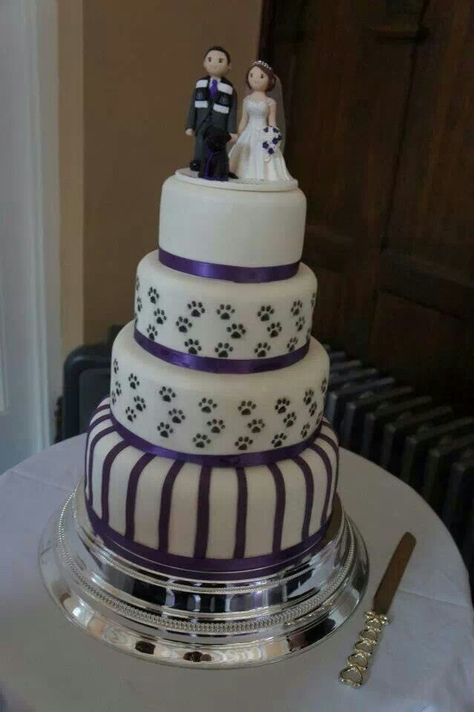 Wedding cake with dog paw prints Wedding Cake With Dog, Paw Print Cake, Cake With Dog, Paw Print Cakes, Dog Paw Prints, Art Cakes, Themed Wedding Cakes, Cakes Wedding, Unique Cakes