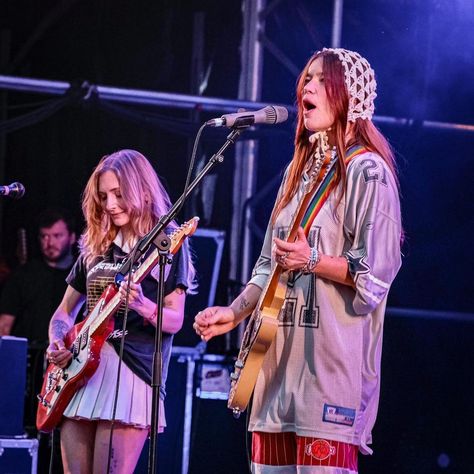 Hester Chambers & Rhian Teasdale from Wet Leg at the 'End of The Road Festival' in Larmer Tree Gardens, England, UK. (02/09/23) Wet Leg Band, Wet Leg, Tree Gardens, End Of The Road, Festival 2023, Leg Bands, History Of The World, Clean Girl Aesthetic, Bbc Radio