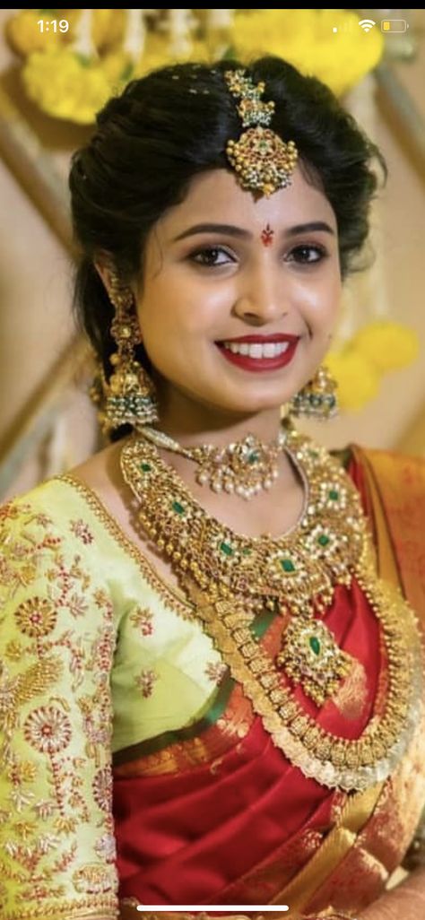 South Indian Wedding Hairstyles, Hairstyle Indian Wedding, Bridal Hairstyle Indian, Hairstyle Indian, Silk Saree Blouse Designs Patterns, Bridal Hairstyle Indian Wedding, Hair Style On Saree, Indian Bride Makeup, Sarees South Indian