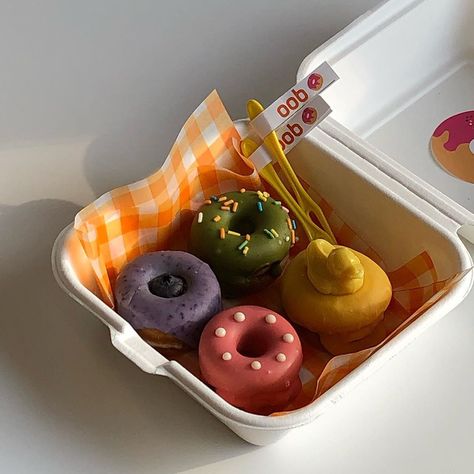 Messy Mini Donut, Mini Doughnut Ideas, Donut Decor, Donut Store, Sweet Cafe, Doughnut Shop, Bread Shop, Mini Doughnuts, Donut Decorations