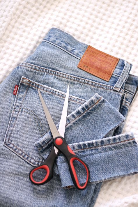 tips for raw hemming your jeans How To Raw Hem Jeans, Raw Hem Jeans Diy, Raw Hem Jeans Outfit, Jeans Are Too Long, Frayed Jeans Diy, Loose Jeans Outfit, Cuffs Diy, Flare Jeans Outfit, Diy Pants