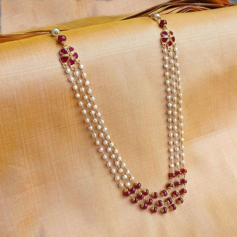 Perl Neckles With Gold Indian, Pearl Jwellary On Saree, Pearl Jewellery Indian, Pearl Jewelry Design Simple, Pearl Jewelry Indian Simple, Pearl Necklace Designs Gold Indian, Pearl Necklace Designs Simple, Beads Chains Designs, Beeds Chain Designs