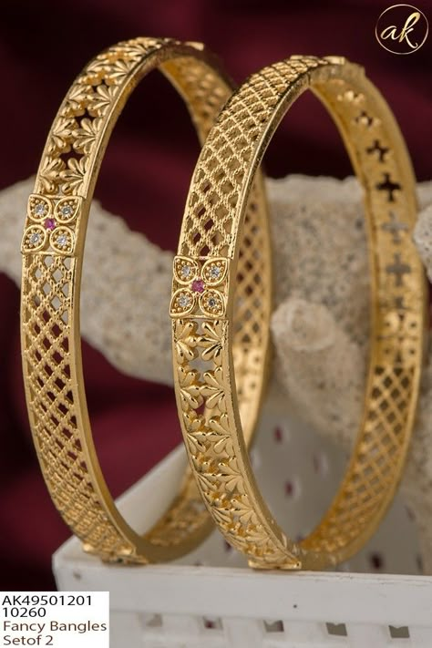 Light Weight Bangles Designs, Real Diamond Bangles Designs, Antique Gold Bangles Design, Gold Bangle Design, Gold Kangan, Unique Gold Jewelry, Unique Gold Jewelry Designs, Bangle Design, Gold Jewelry Designs