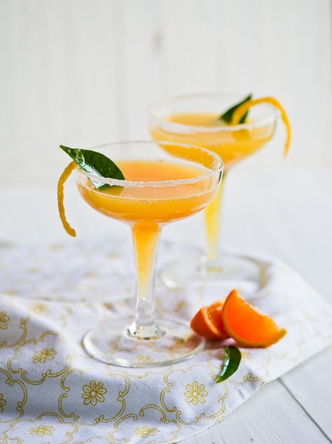 Double tangerine cocktail. Tangerine Recipes, Thai Tea Recipes, Sidecar Cocktail, Tangerine Juice, Citrus Cocktails, Tequila Sunrise, Signature Drinks, Sidecar, Cocktail Recipe