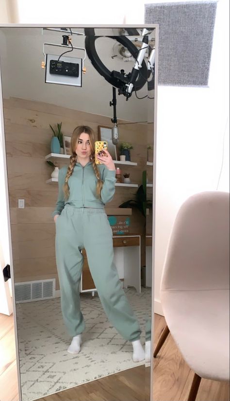 Mia Maples Aesthetic, Mia Maples Outfits, Mia Maples, Magazine Spreads, Green Outfit, Net Worth, Spreads, Short Hair Styles, Casual Outfits