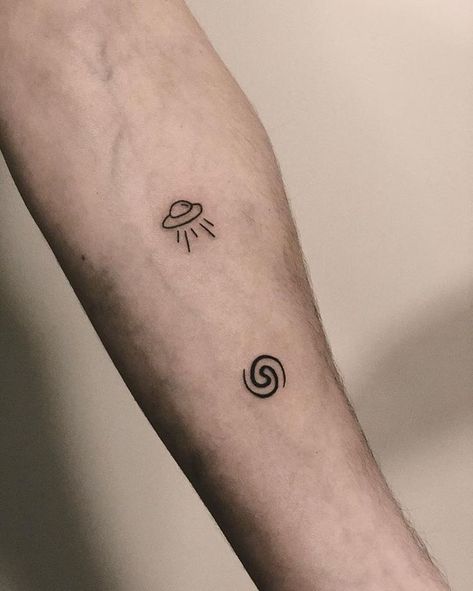 Tiny Alien Tattoo, Alien Ufo Tattoo, Spaceship Tattoo, Tattoo Space, Pixel Tattoo, Spiral Tattoos, Ufo Tattoo, Alien Tattoo, Cat Tattoos