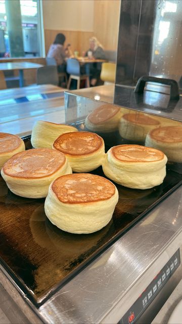 Creme Brulee Souffle Pancakes, Cloud Pancakes, Souffle Pancakes Aesthetic, Soufflé Pancakes, Japanese Souffle Pancakes, Souffle Pancake, Japanese Fluffy Pancakes, Japanese Pancake, Souffle Pancakes