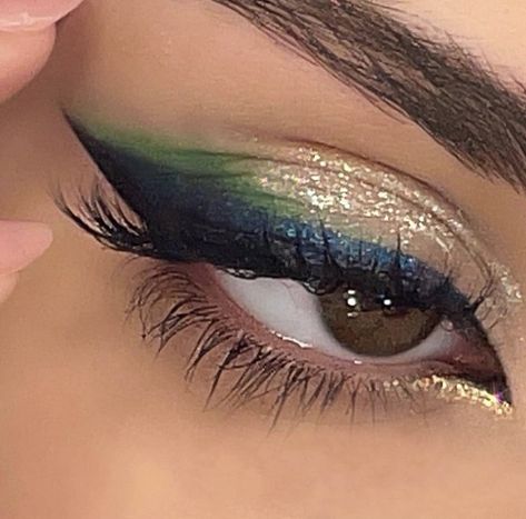 Green Eyeliner, Mekap Mata, Smink Inspiration, Edgy Makeup, Makeup Eye Looks, Creative Makeup Looks, Eye Makeup Art, Editorial Makeup, Makeup Goals