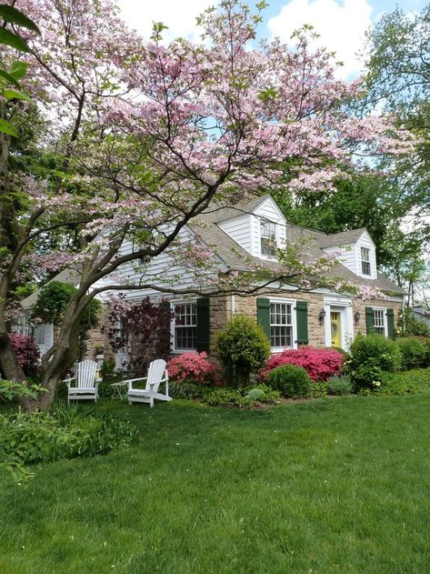 Spring in Sycamore Cottage Vibes, Beautiful Home Gardens, Cottage Garden Design, Casas Coloniales, Casa Exterior, Dream House Rooms, Cute House, Dream House Interior, Gorgeous Gardens