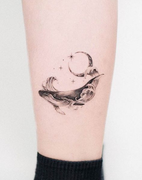 Black and grey whale and moon tattoo by @suya_ink Narwal Tattoo, Whale Tail Tattoo, Humpback Whale Tattoo, Swimming Tattoo, Whale Tattoo, Astronaut Tattoo, Whale Tattoos, Anklet Tattoos, Ocean Tattoos