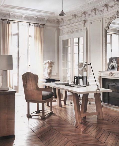 Kelly Behun on Instagram: “Parisian apartment by Gilles et Boissier photo by Micheal Paul . . . . . #gillesetboissier #paris #mpaulfoto #livingroom #interiordesign…” Parisian Office Decor, Parisian Home Office, Parisian Office, Classic Office Interior, Parisian Apartment Decor, Kelly Behun, Stylish Desk, Parisian Apartment, House Room