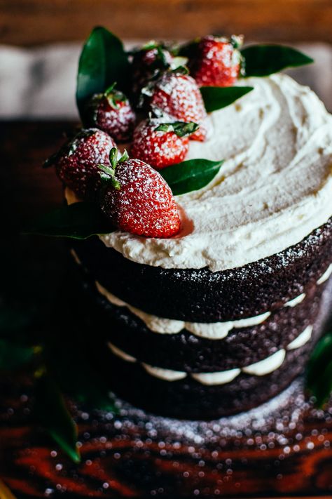 chocolate cake with strawberries and mascarpone frosting x nineteenten Chocolate Cake With Strawberries, Cake With Strawberries, Mascarpone Frosting, Bake Something, Chocolate Strawberry Cake, Chocolate Layer Cake, The Farmer, Strawberry Cakes, Chocolate Strawberry