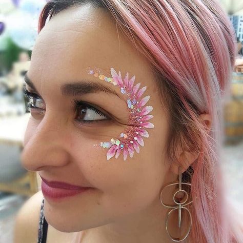 Music Festival Face Paint, 70s Face Paint, Disco Face Paint, Festival Face Paint Ideas, Face Painting Glitter, Face Paint Adults, Facepainting Ideas For Women, Neon Face Paint Ideas Simple, Face Paint Women