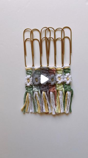 Macrame Bookmark Diy, Macrame Bookmark Tutorial, Macrame Bookmarks, Macrame Daisy, Daisy Bookmark, Macrame Bookmark, Macrame Gifts, Diy Keychains, Flower Bookmarks