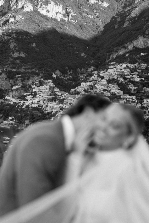 Timeless Luxury Wedding Ideas | Destination Wedding Aesthetic | Lauren Alaniz Photography This couple decided to have a romantic wedding in Positano Italy with intimate moments and timeless luxury photos! Get inspired by romantic destination wedding ideas, italy wedding aesthetic, luxury wedding ideas, and italian wedding photography! Book Lauren for your destination wedding or elopement at laurenalanizphotography.com! Amalfi Coast Wedding Photography, Europe Wedding Photography, Italy Coast Wedding, European Elopement Ideas, Editorial Wedding Decor, Elopement Ideas Italy, Wedding Photography Italy, Italian Wedding Photos, Puglia Elopement