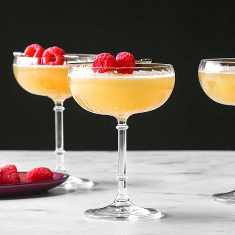 French Martini Recipe, French Martini, Types Of Cocktails, Brie Recipes, Raspberry Vodka, Liqueurs Recipes, Raspberry Liqueur, Martini Recipe, Light Snacks