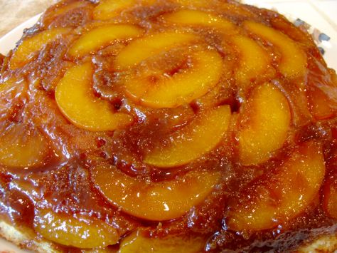 Frozen Peach Upside Down Cake Using Frozen Peaches, Peach Tart Recipes, Peach Cake Recipes, Fresh Peach Recipes, Peach Upside Down Cake, Cake Portions, Frozen Peaches, Peach Cake, Cinnamon Roll Cake