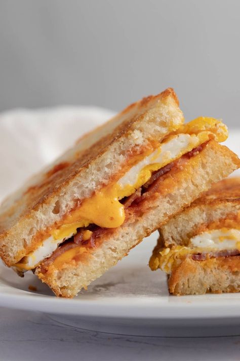 This fried egg sandwich is so good, you'll want to make it every day! Made with a tasty egg, bacon, and cheddar cheese, it's the epitome of a hearty breakfast. Egg Sandwich Meal Prep, Egg With Bread, Fried Egg Sandwich Recipe, Sandwich Meal Prep, Fried Sandwich, Chipotle In Adobo Sauce, Egg Sandwich Recipe, Fried Egg Sandwich, Multi Grain Bread