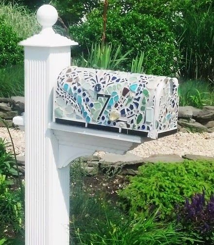 Stunning Sea Glass Mosaic DIY Ideas Coastal Mailbox, Glass Mosaic Diy, Mailbox Art, Painted Mailbox, Beautiful Mailbox, Mailbox Makeover, Painted Mailboxes, Diy Mailbox, Unique Mailboxes