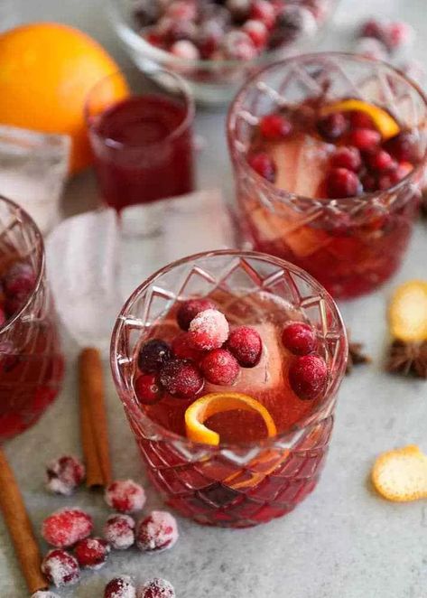 Bourbon Drinks Recipes, Cranberry Simple Syrup, Thanksgiving Punch, Bourbon Old Fashioned, Cranberry Cinnamon, Cranberry Cocktail, Sugared Cranberries, Thanksgiving Drinks, Bourbon Drinks