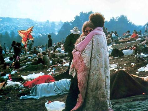 Couple at Woodstock 1969 Woodstock, Uk Icon, Mundo Hippie, Woodstock Hippies, Mighty Mike, Foto Muro Collage, Woodstock Music, Woodstock 1969, Woodstock Festival