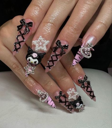 Lace Design On Nails, Grunge Pink Nails, Pink Kuromi Nails, Goth Kawaii Nails, Kuromi Quinceañera, Lace Up Nails, Y2k Bling Nails, Nail Inspo Sanrio, Pink Y2k Nails Acrylic