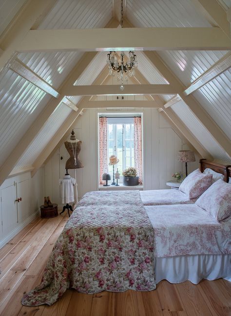 A country cottage full of pretty ideas for vintage looks | English Country Decor Bedroom, Ideal Home Magazine, Country Cottage Interiors, Coastal Cottage Style, Period Living, Toile Print, Old Stone Houses, Floral Fabrics, Country House Interior