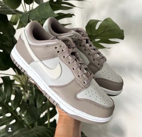 Beige Nike Shoes, Flowers Anime, Dunk Shoes, Sb Shoes, Nude Sneakers, Beige Sneakers, All Nike Shoes, Shoe Wishlist, Low Shoes