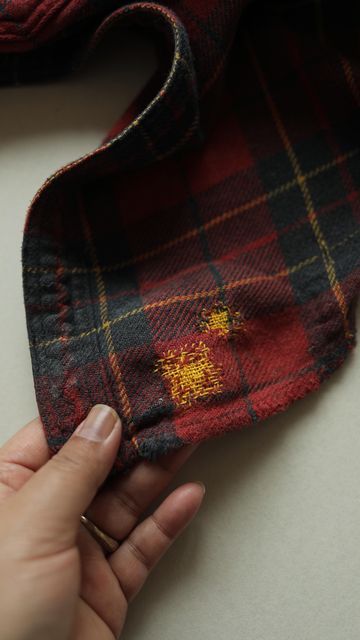 Arounna Khounnoraj on Instagram: "I would normally mend this hole by patching, but decided on using a weave mend. Normally you will see this technique used on knitwear, but it works for small holes on wovens too. John’s shirts are sometimes hard to stitch because there’s always bits of dried glue from his wood working. I think holes should be celebrated so I make them visible 😄👍🏼 I used sashiko thread and when you first try a weave mend try to space out the warp because it will make it easier Visible Mending Shirt, Mending Jacket, Patching Holes In Clothes, Mending Holes With Embroidery, Clothes Mending, Visible Mending Stitches, Creative Mending, Sashiko Thread, Patch Hole