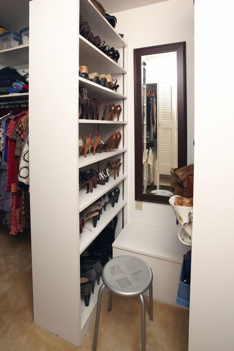 11 Clever Design Ideas That Will Totally Transform Your Small Walk-In Closet Small Walk In Closet Layout, Small Closet Systems, Small Walk In Closet Design, Walk In Closet Layout, Closet Design Plans, Shoe Shelf In Closet, Small Laundry Closet, Small Closet Design, Diy Walk In Closet