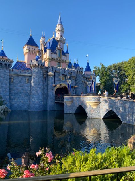 Sleeping Beauty Castle Disneyland, Disneyland Aesthetic, Disney Castles, Themed Wallpapers, Disneyland Attractions, Once Upon A Dream, Disneyland Castle, Disney Adult, Disney Photo Ideas