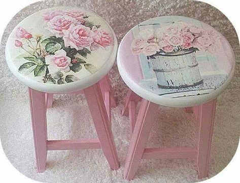 Shabby Chic Decorating, Muebles Shabby Chic, Painted Stools, Decoupage Decor, Decoration Shabby, Deco Rose, Decoupage Diy, Decoupage Furniture, Shabby Chic Crafts