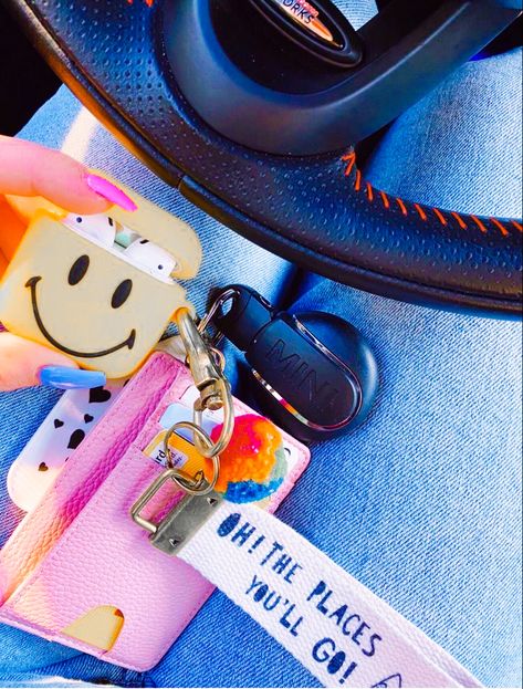 Car Keychain Ideas, Cute Car Decor, Preppy Car Accessories, Preppy Car, Preppy Accessories, Girly Car Accessories, Car Deco, Girly Car, Car Goals