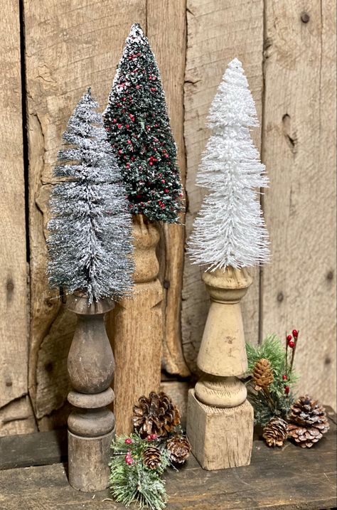 Outside Decorations Ideas, Wood Spindle Ideas, Spindle Christmas Trees, Spindle Tree Christmas, Candlestick Christmas Decor, Christmas Crafts With Spindles, Spindle Christmas Tree, Spindle Christmas Crafts, Old Quilt Crafts