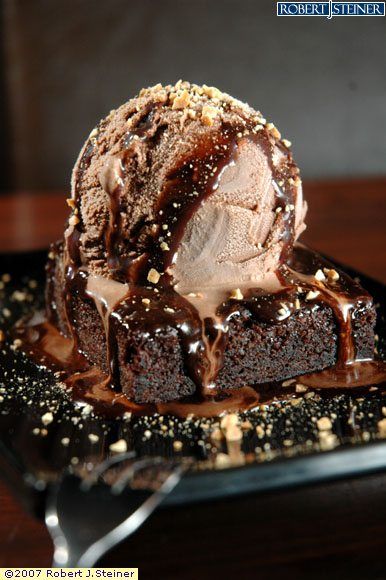 chocolate brownie ice cream Chocolate Brownie Ice Cream, Brownie Ice Cream, Chocolate World, Chocolate Delight, Chocolate Dessert, Recipes From Heaven, Chocolate Ice Cream, Food Cakes, Decadent Desserts