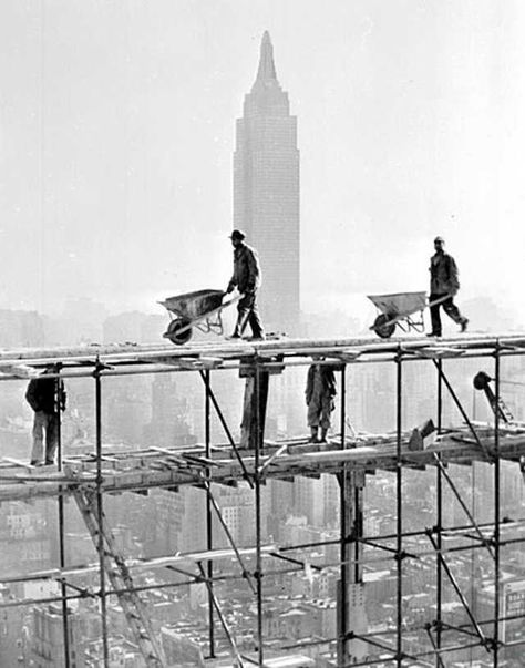 Nerves of steel - Imgur Alan Aesthetic, Vintage Foto's, The Empire State Building, Construction Workers, Vintage Versace, Construction Worker, Vintage New York, Scaffolding, Vintage Vogue