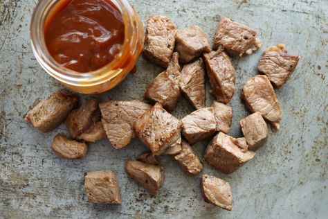 Steak Bites - the juiciest steak you'll ever eat is ready to eat in just five minutes! Classic Sauces, Homemade Steak Sauce, Steak Sauce Recipes, Steak Bites Recipe, Heinz 57, Homemade Mixes, Burger Toppings, Garlic Clove, Steak Bites