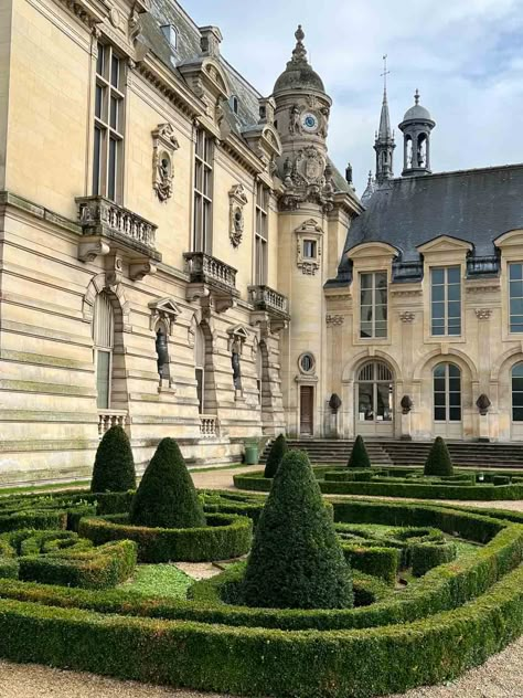 French Chateau Staircase, Chateau Landscaping, French Chateau Aesthetic, Mansion Landscape, Bed Chandelier, French Chateau Exterior, Castle Core, Chateau Mansion, Chandelier Garden