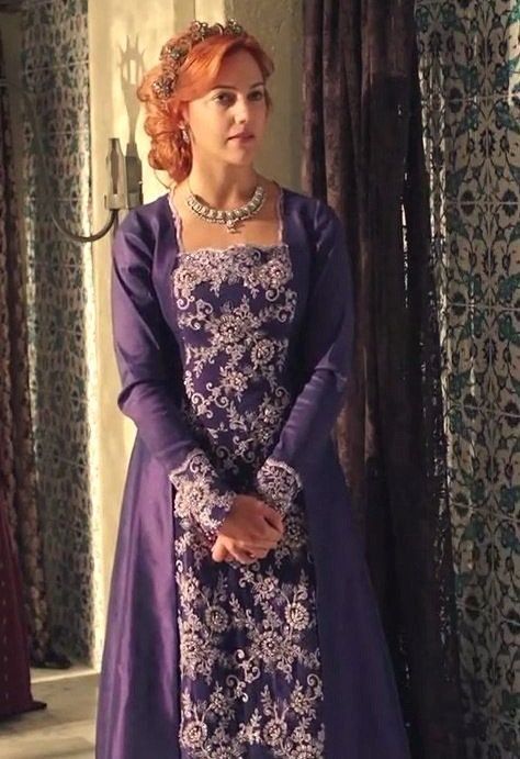 Asian Wedding Dress Pakistani, Hurrem Sultan, Monochromatic Fashion, Asian Wedding Dress, Fashion Feminine, Century Dress, Violet Dresses, Old Dresses, Royal Outfits