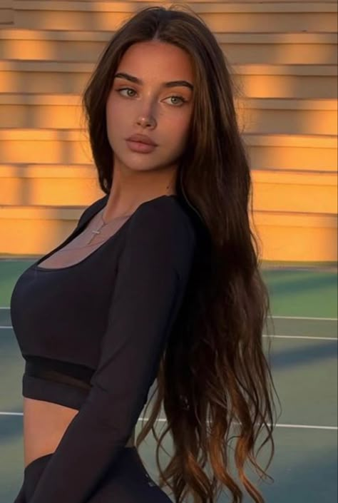 Girly Pictures Instagram, Greek Goddess Hera, Photo Selfie Ideas, Story For Instagram, Beautiful Brunette Woman, Pretty Brunettes, Quick Makeup Tutorial, New Academic Year, Character Inspiration Girl