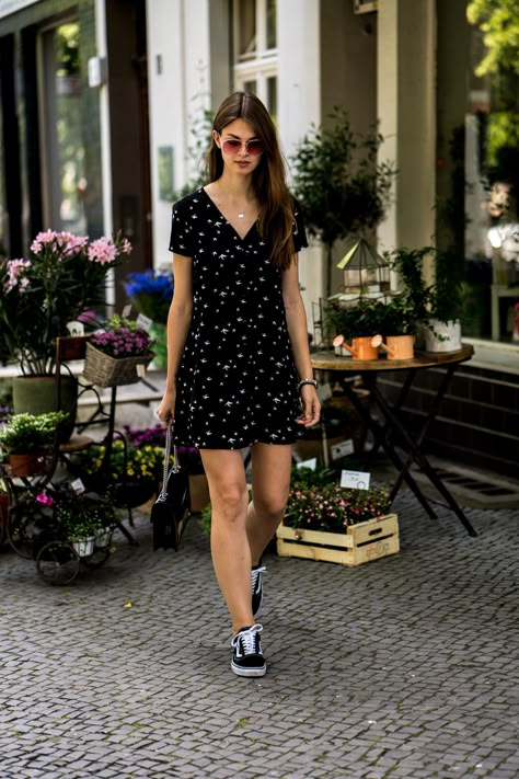 Trainers Dress Outfit, How To Style Dresses In Summer, Summer Dresses With Pockets, Vans With Dress Outfits, Short Dress With Sneakers, Summer Dress Outfits With Sneakers, Black Dress With Sneakers, Dress With Vans, Summer Dress With Sneakers