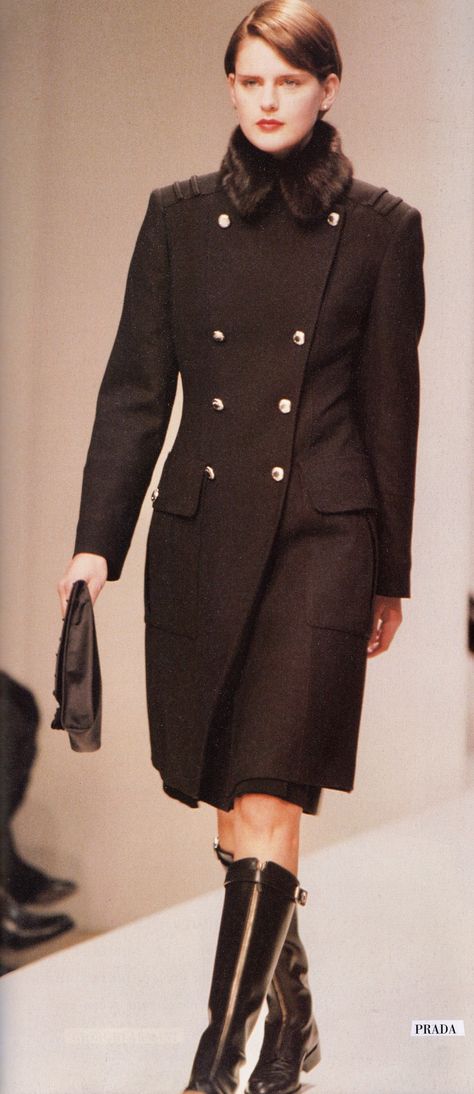 Prada Ready to Wear Fall/Winter 1994-5 Old Prada, Runway 80s, Prada 90s, Prada Ready To Wear, Runway Moments, Prada Runway, Branding Ideas, Old Money Style, 1970s Fashion