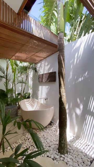 Balinese Outdoor Bathroom, Bali Outdoor Living, Terrace Bathtub, Semi Outdoor Bathroom, Bathtub Interior Design, Hawaiian Bathroom, Outdoor Tubs, Outside Bathtub, Balinese Bathroom