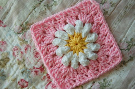 21 Cute Spring Crochet Projects -Flamingo Toes Daisy Square, Crocheted Squares, Crochet Square Blanket, Crochet Daisy, Crochet Blocks, Crochet Square Patterns, Granny Squares Pattern, Granny Square Crochet Pattern, Crochet Square