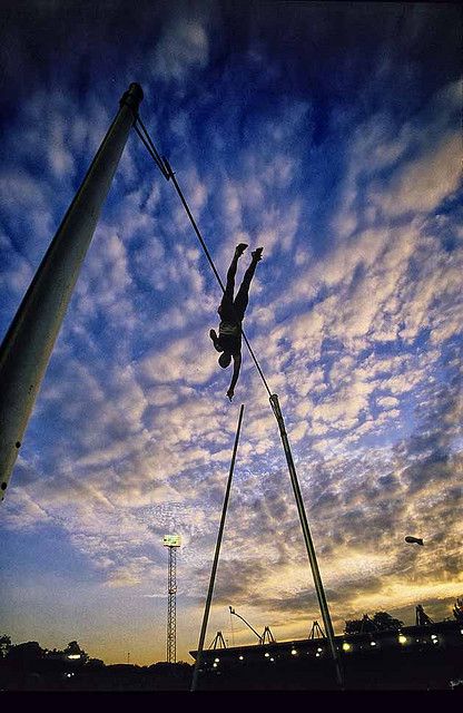 Woaaaah...I can only wish to have a picture this epic Pole Vault Aesthetic, Pole Vault Girl, Camera Lessons, Field Pics, Track Senior Pictures, Pole Vaulting, Jump Higher, Track Star, Dream Reality