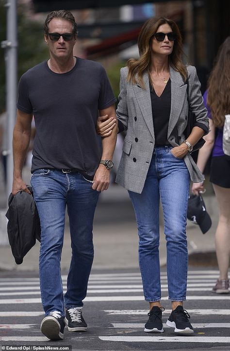 Cindy Crawford and hubby Rande Gerber Cindy Crawford Winter Style, Cindy Crawford Casual Style, Cindy Crawford Iconic Photos, Capsule Dress, Cindy Crawford 90s Vintage Photos, Cindy Crawford And Rande Gerber, Cindy Crawford Style, Cindy Crawford Home, Rande Gerber