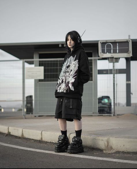 Hoodie Outfit Reference, Cyberpunk Japanese Outfit, Japanese Punk Outfits, Japanese Tomboy Fashion, Cyberpunk Fashion Women Street Styles, Hoodie Outfit Y2k, Cyberpunk Outfit Aesthetic, Japanese Goth Fashion, Cyberpunk Style Outfit