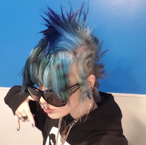 Chelsea Hawk Hair, Chelsea Hawk, Punk Mullet, Blue Mohawk, 2000s Hairstyles, Hair Colour Design, Haircut Inspo, Highlights Curly Hair, Mullet Haircut